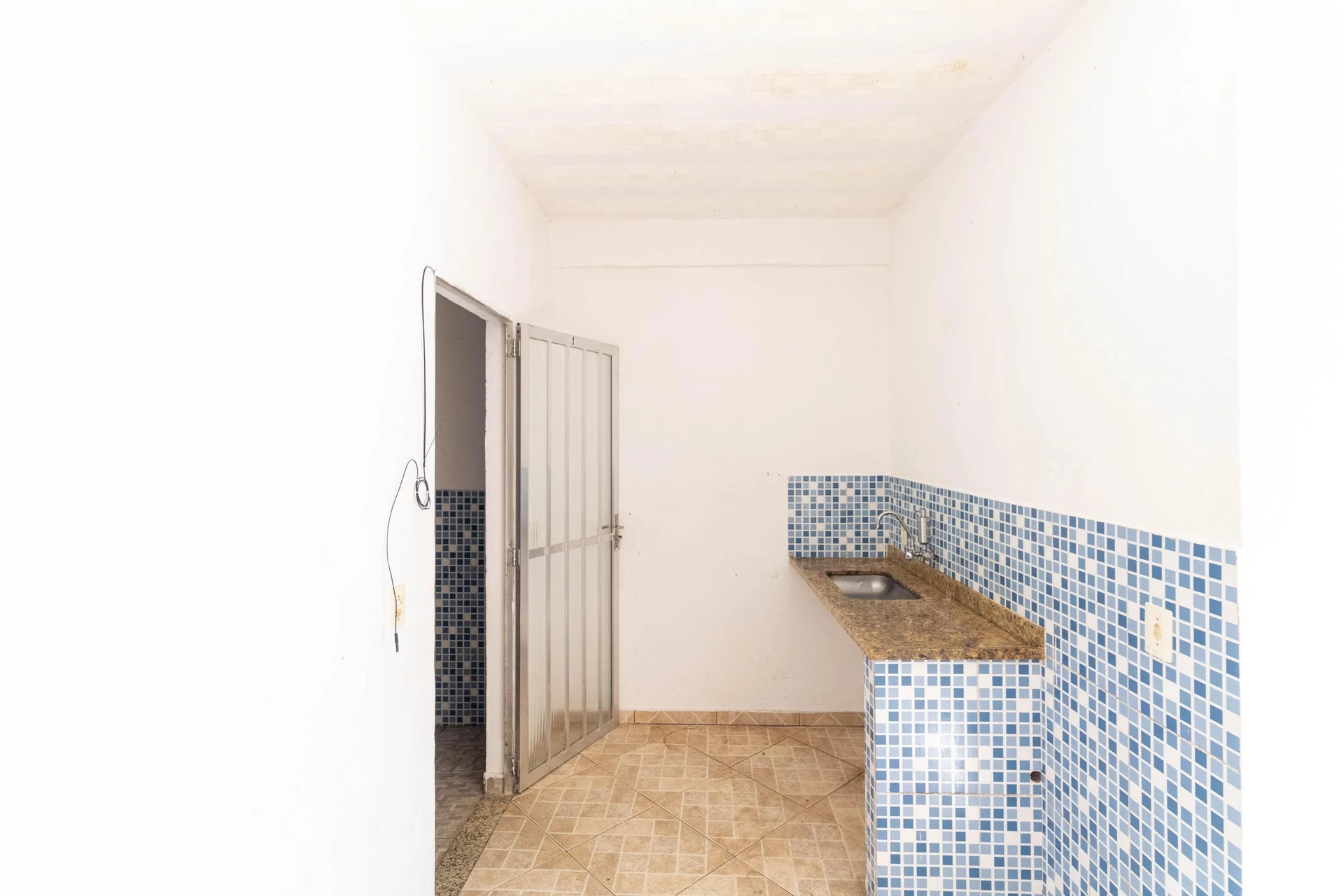 Unfurnished studio apartment with an electric shower — photo 2