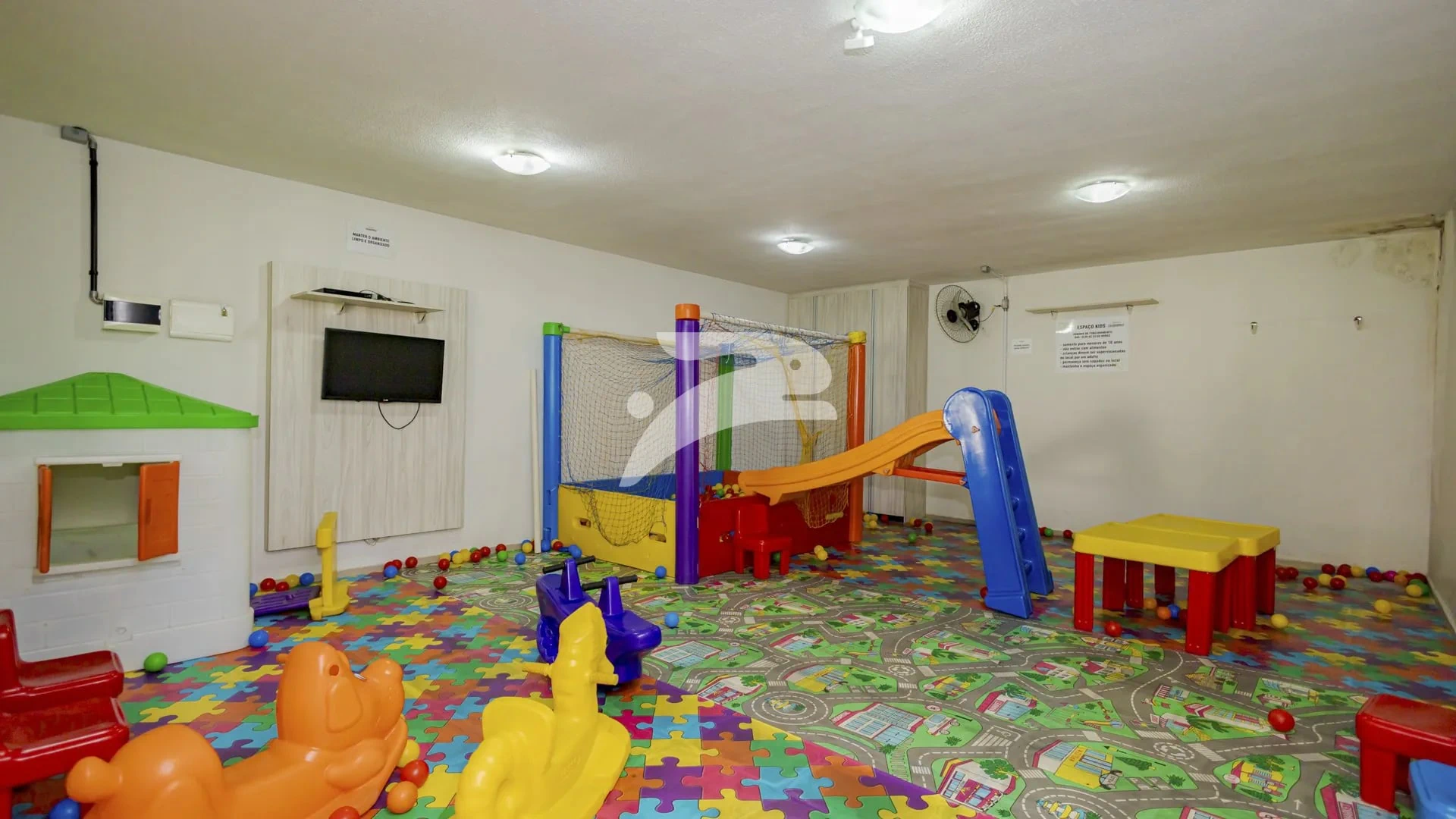 2-bedroom apartment with a washing machine in Curitiba — photo 12