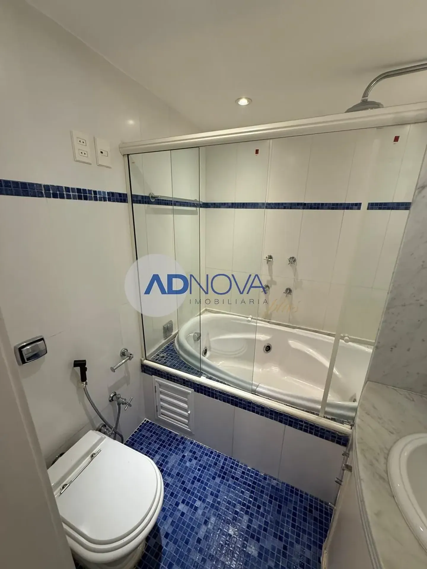 2-bedroom apartment with a bathtub — photo 9