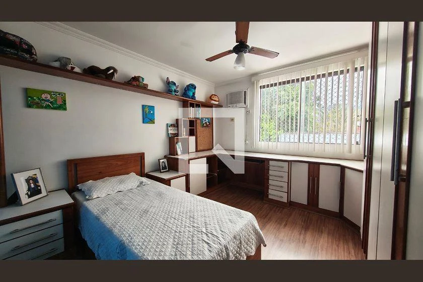 290 m² house with a bathtub and a walk-in closet — photo 14