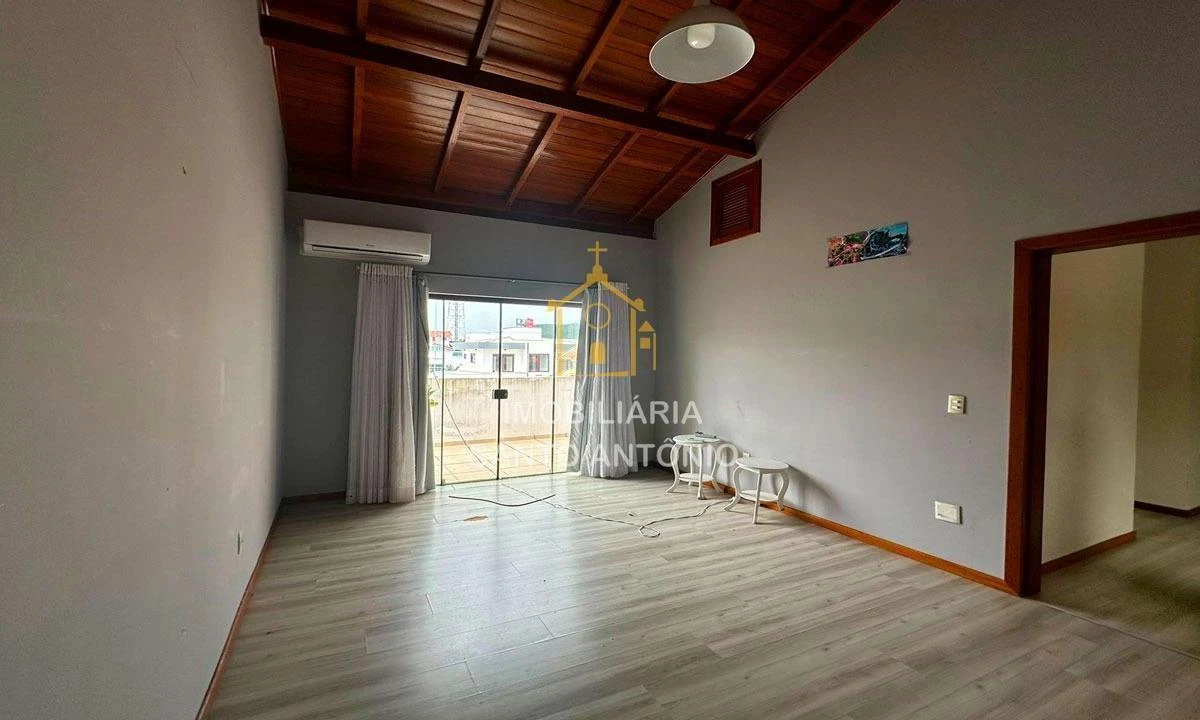 Glass-enclosed balcony in a 3-bedroom house, 300 m² — photo 22