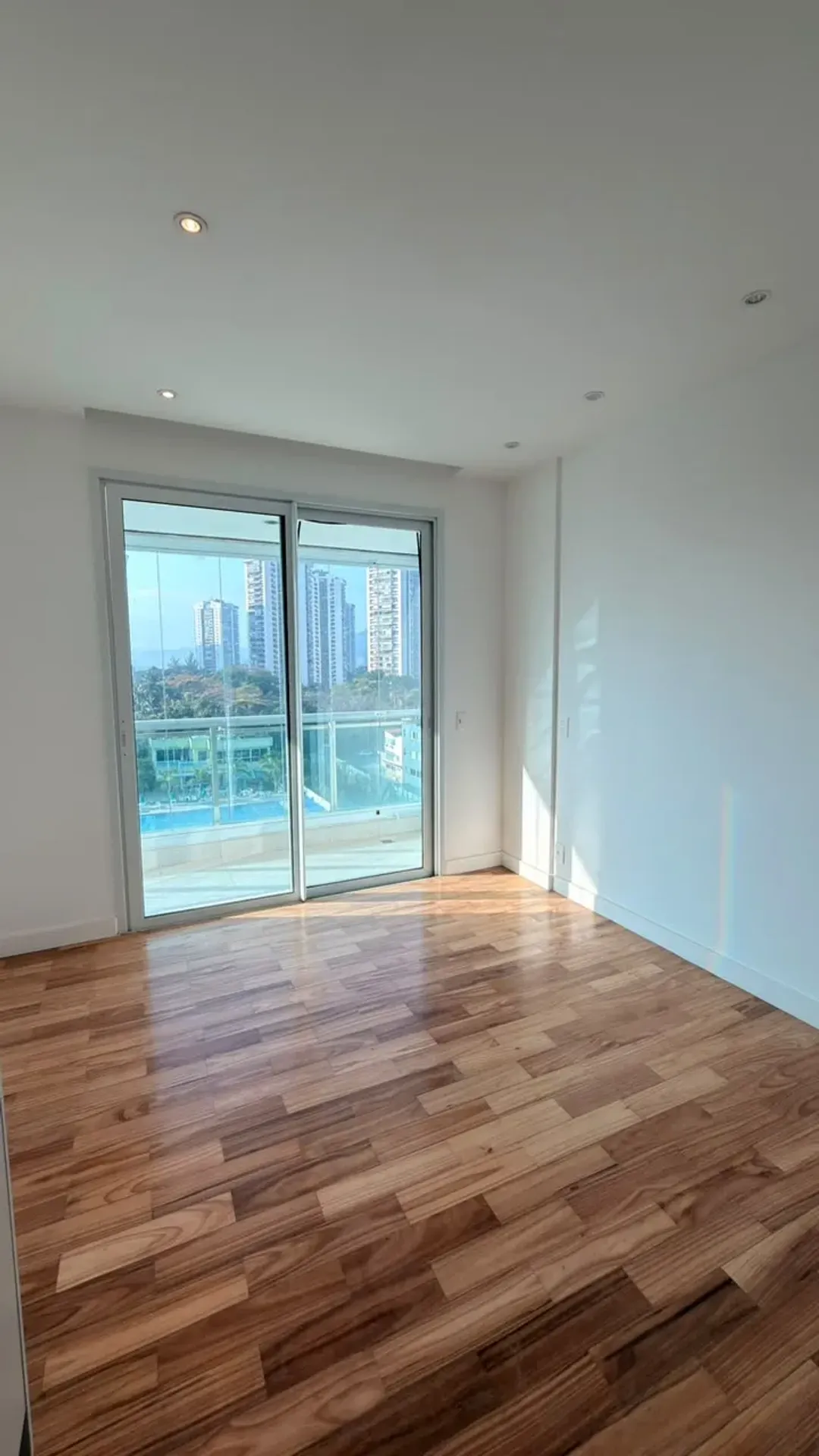575 m² apartment with 5 en-suite bedrooms and glass balcony — photo 33
