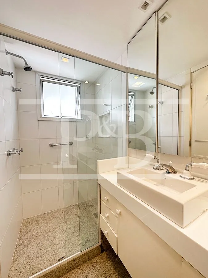 Apartamento com 2 quartos e varanda de vidro fechada — photo 25