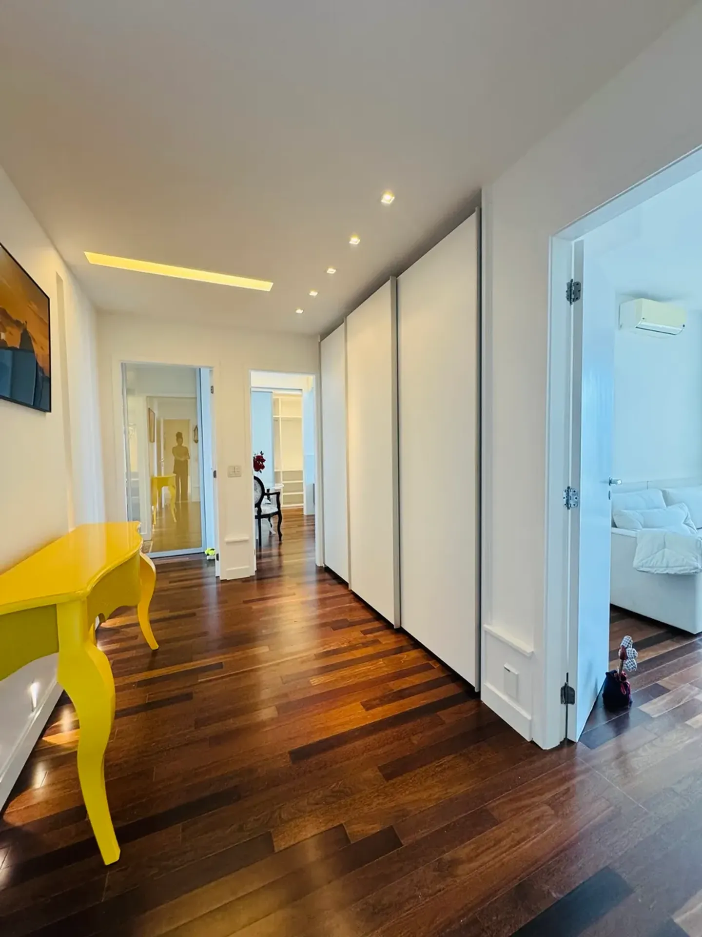 Furnished apartment, 295 m², with floor-to-ceiling windows — photo 23