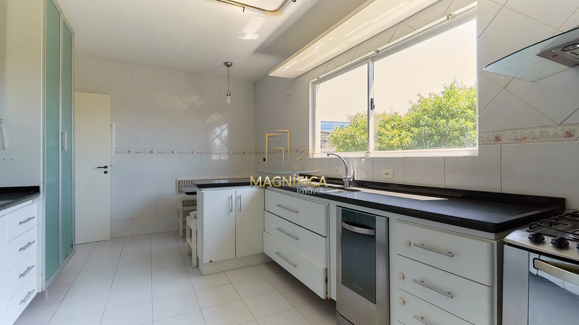 House with 4 bedrooms and 3 en-suite suites, 4 parking spaces — photo 21