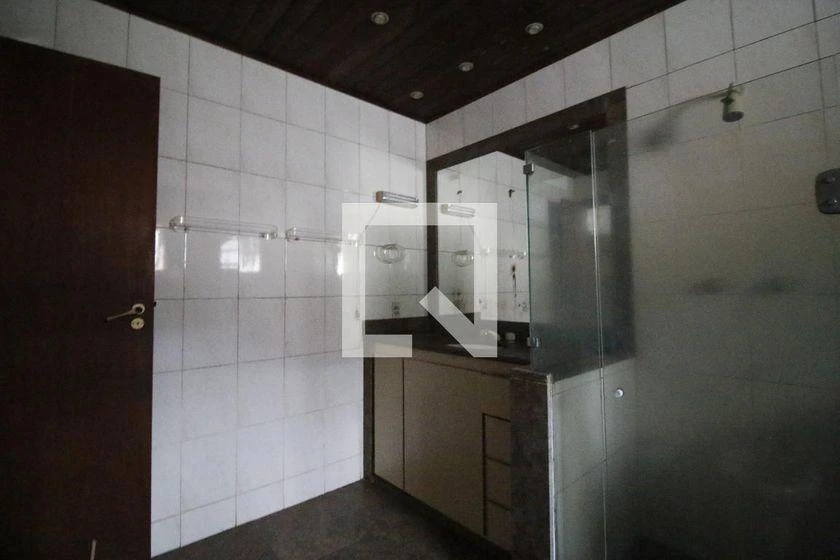 Casa de 500 m² com banheira e janelas do piso ao teto — photo 35