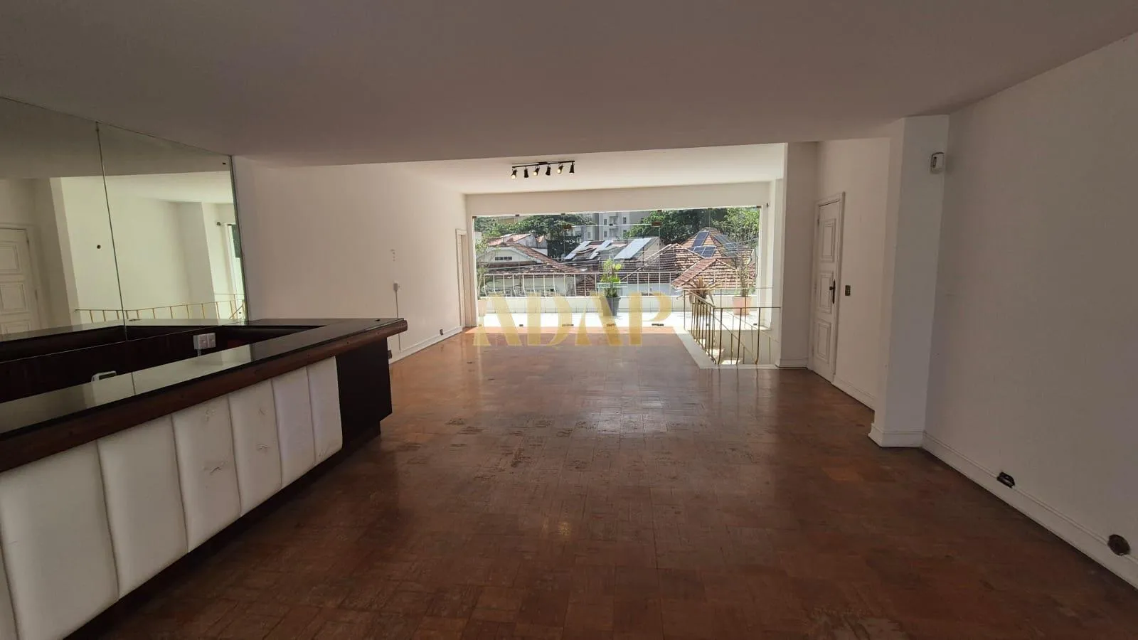525 m² apartment with a home office and a bathtub — photo 34