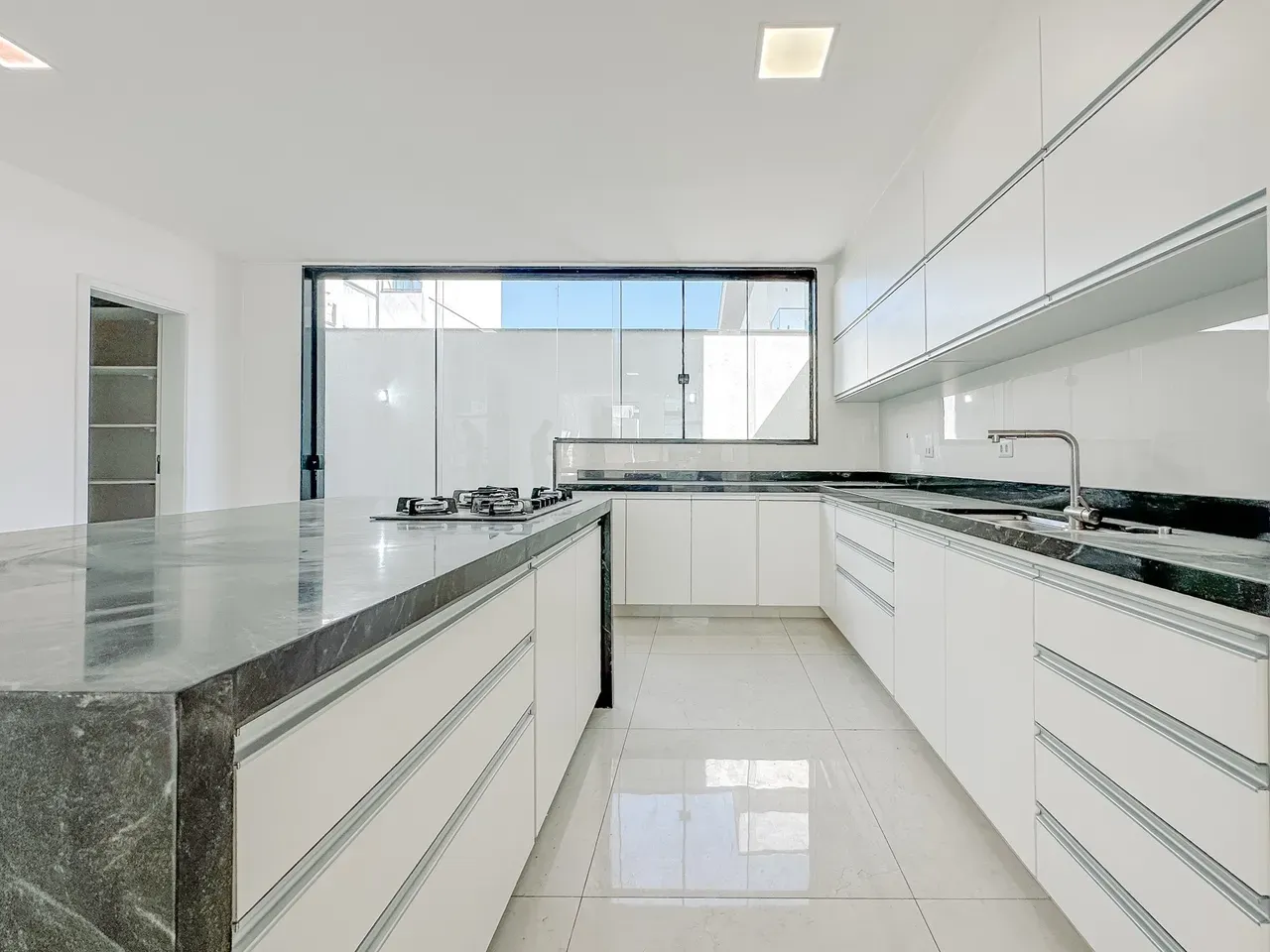 4-suite house with 6 bathrooms, 370 m² and 3 parking — photo 6