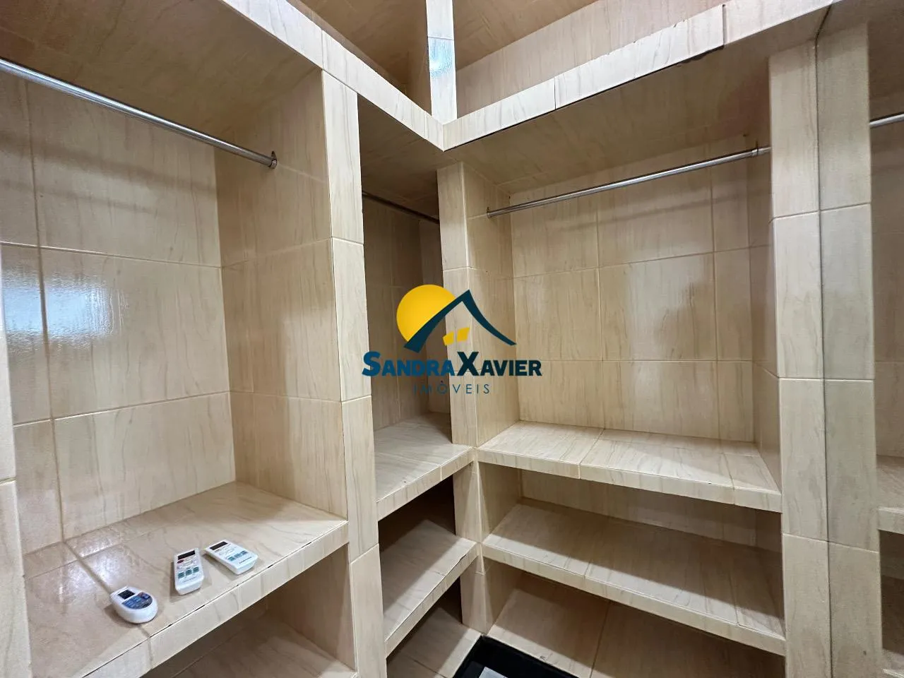 Casa com 4 quartos e 5 banheiros, varanda com churrasqueira — photo 4