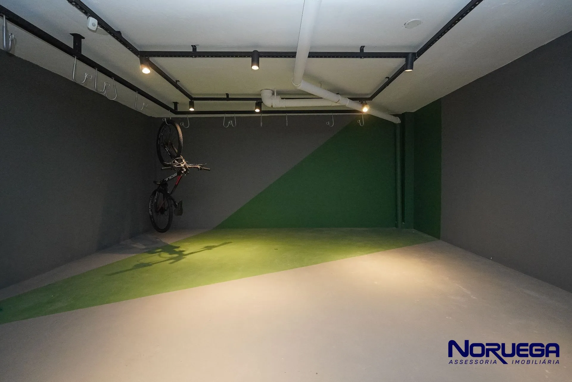 3-bedroom apartment with a glass-enclosed balcony — photo 27