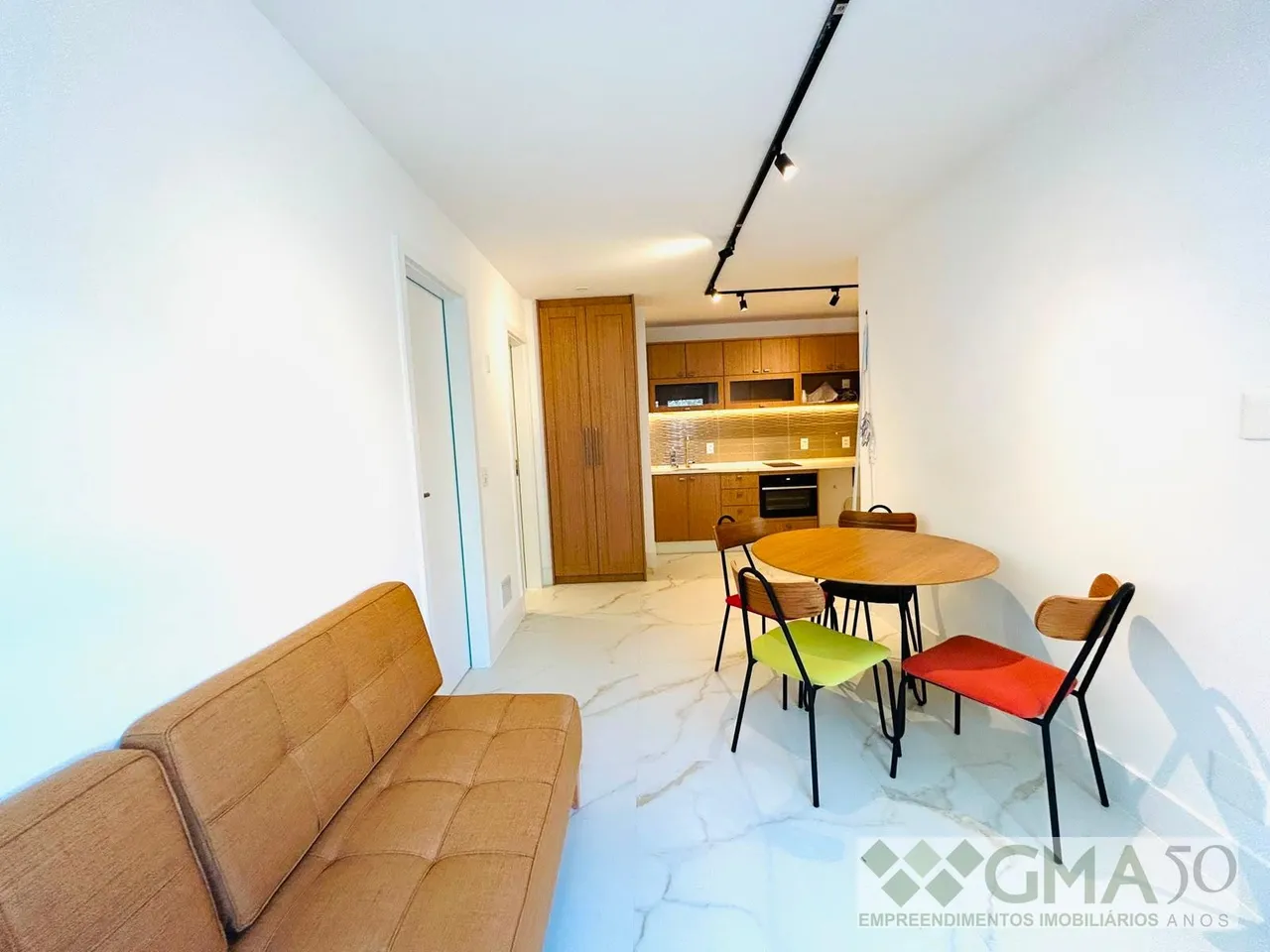 Unfurnished 1-bedroom apartment with open-plan kitchen — photo 10