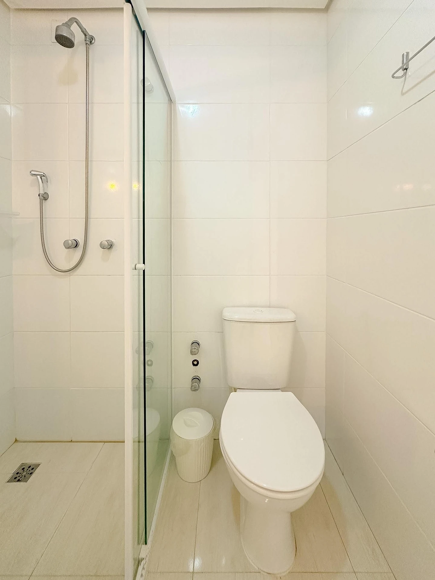 Furnished apartment, 92 m², with a grill on the balcony — photo 46