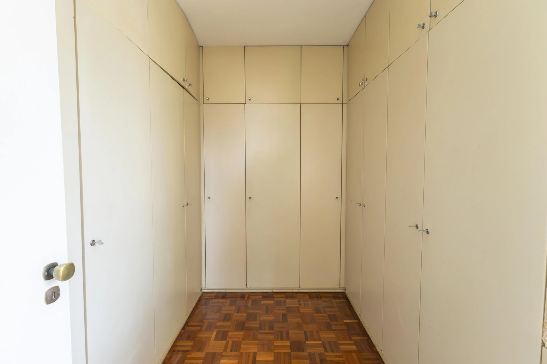 Furnished apartment, 283 m², with a glass-enclosed balcony — photo 9