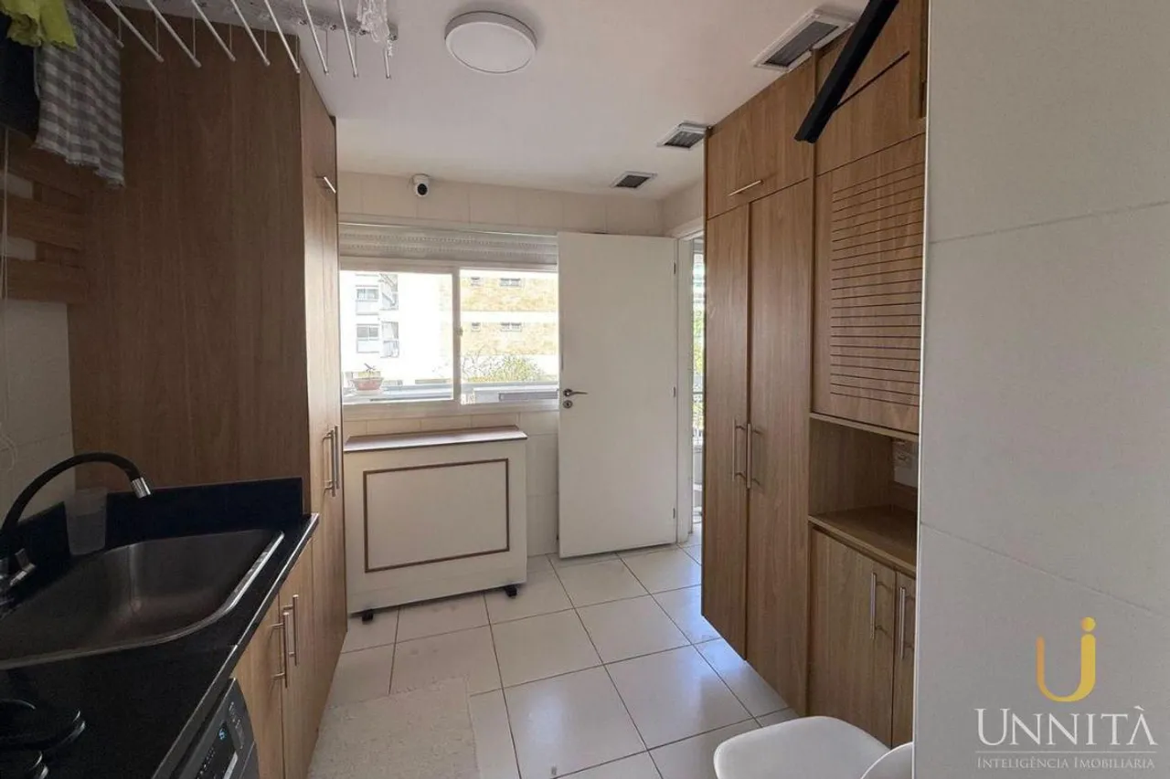Apartamento residencial con balcón acristalado y vistas — photo 13