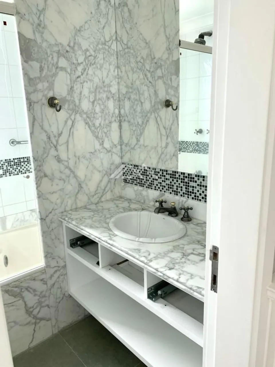 Apartment with 4 bedrooms and 5 bathrooms and enclosed balcony — photo 14