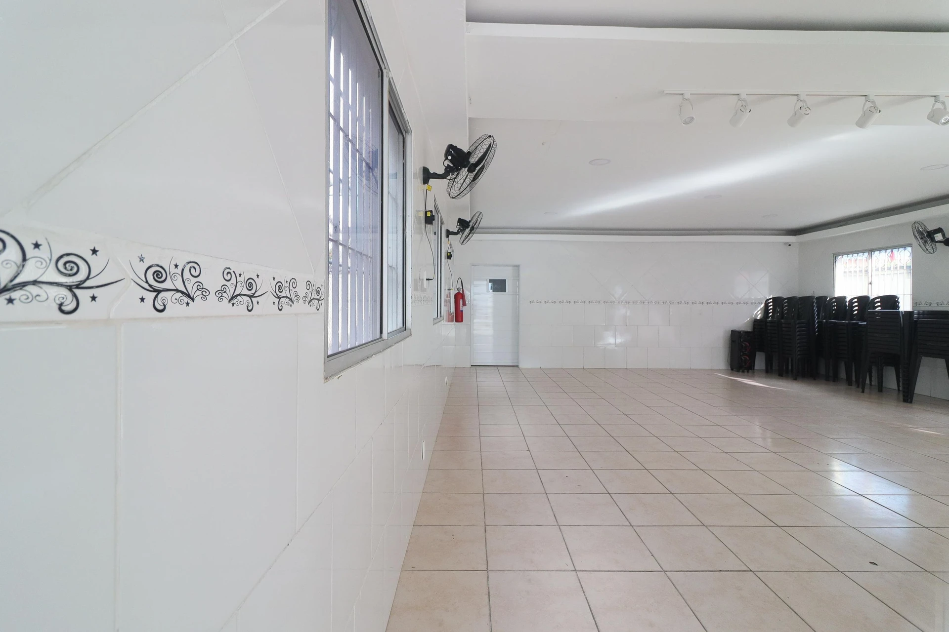 2-bedroom apartment in a building with a gym — photo 41