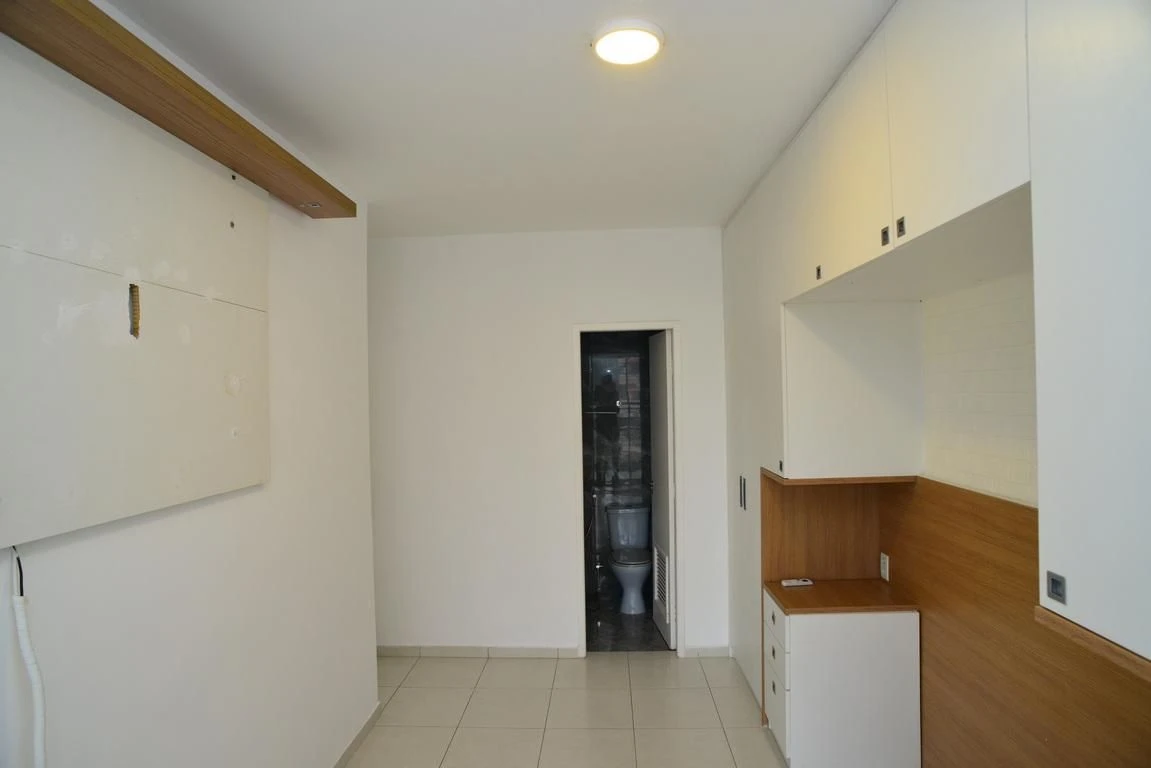 Rental apartment with 2 bedrooms and a glass balcony — photo 10