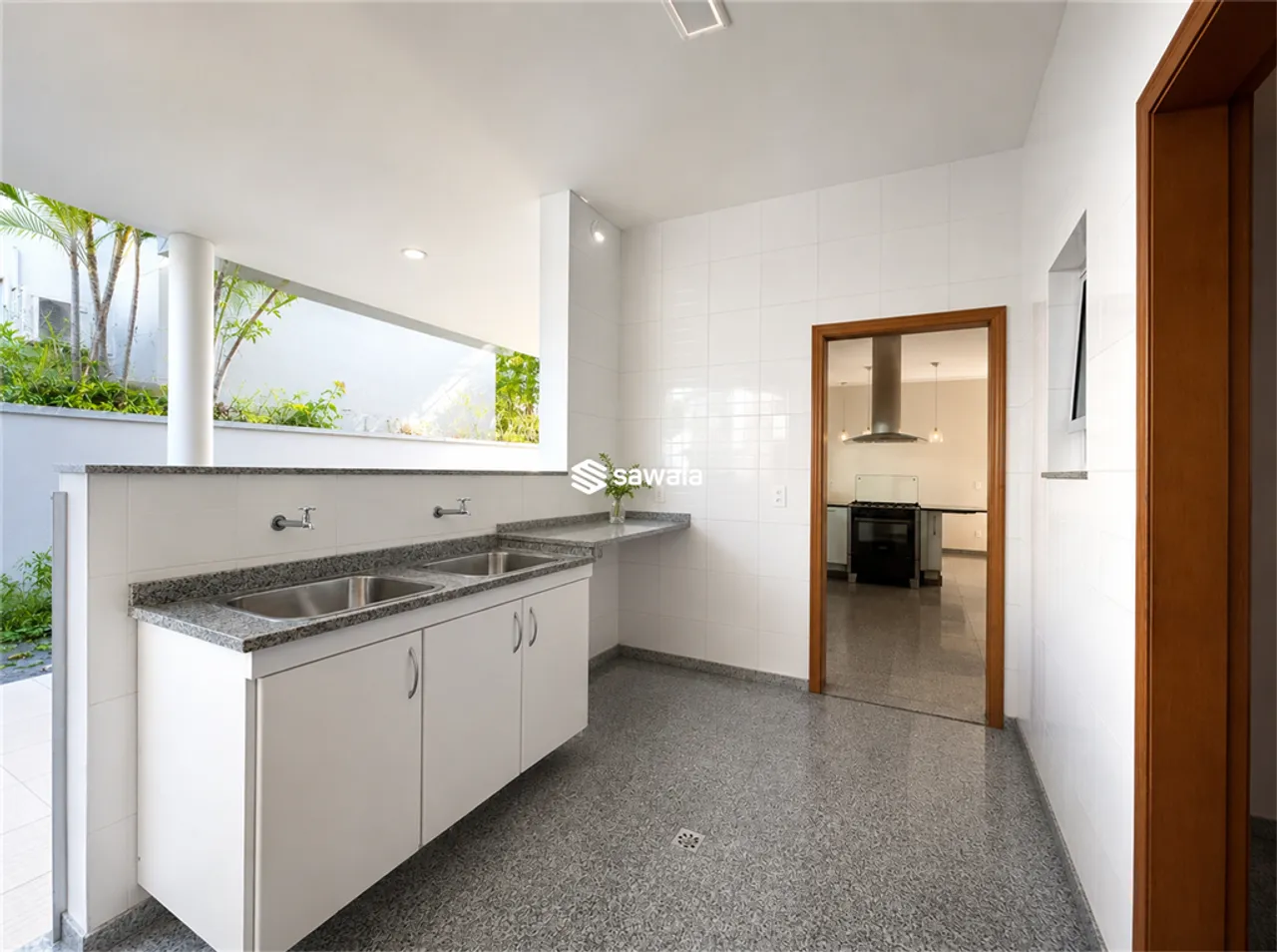 House with 5 bedrooms and a gas open-plan kitchen — photo 9