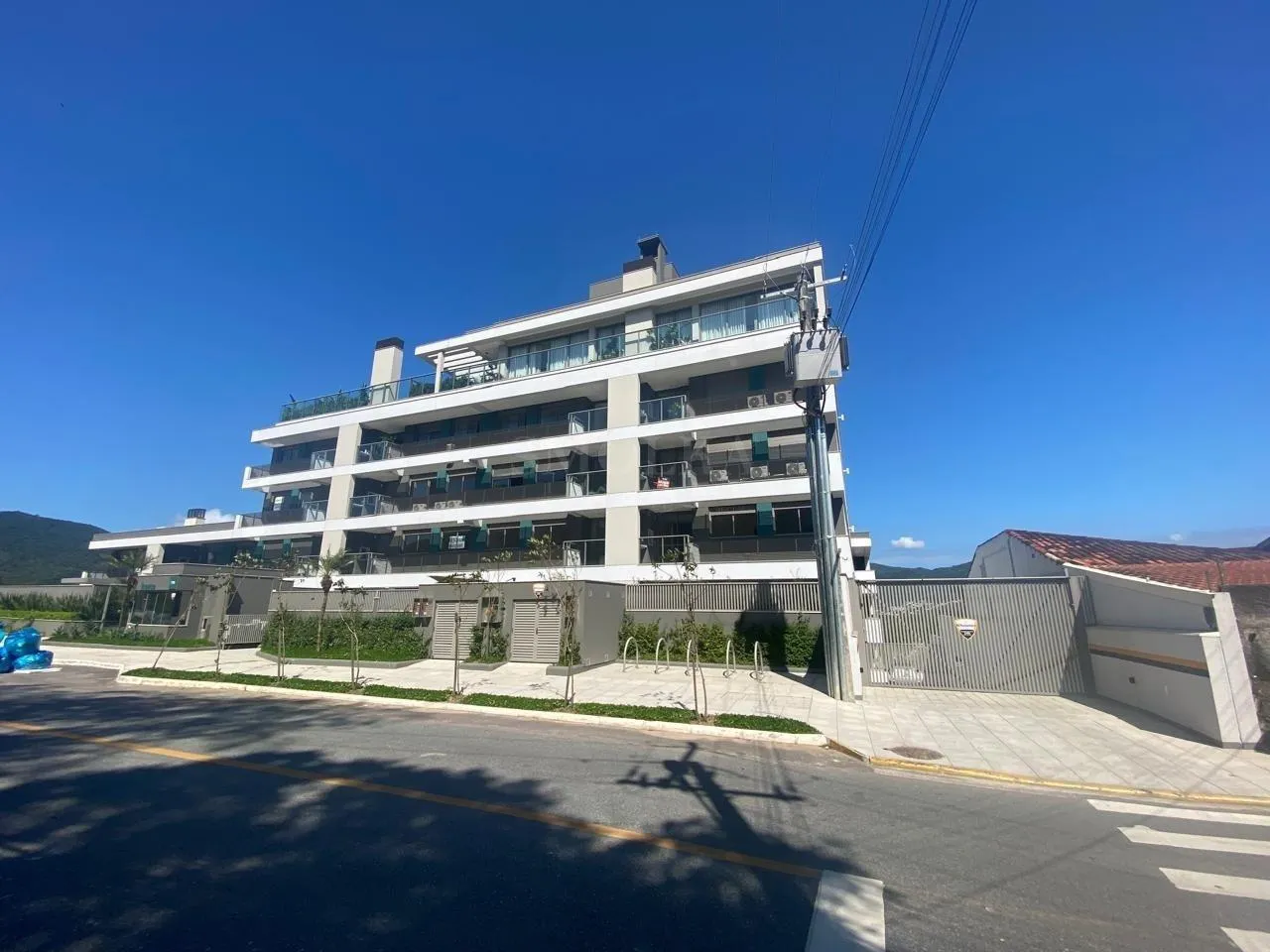 3-bedroom apartment with a grill on the balcony — photo 15