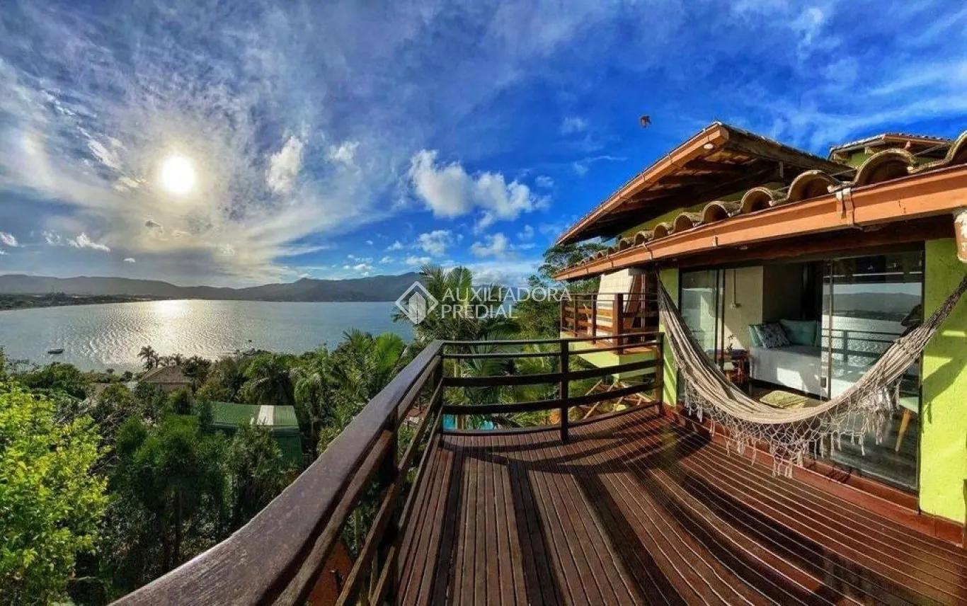 250 m² house with 3 bedrooms, 1 en-suite and no parking