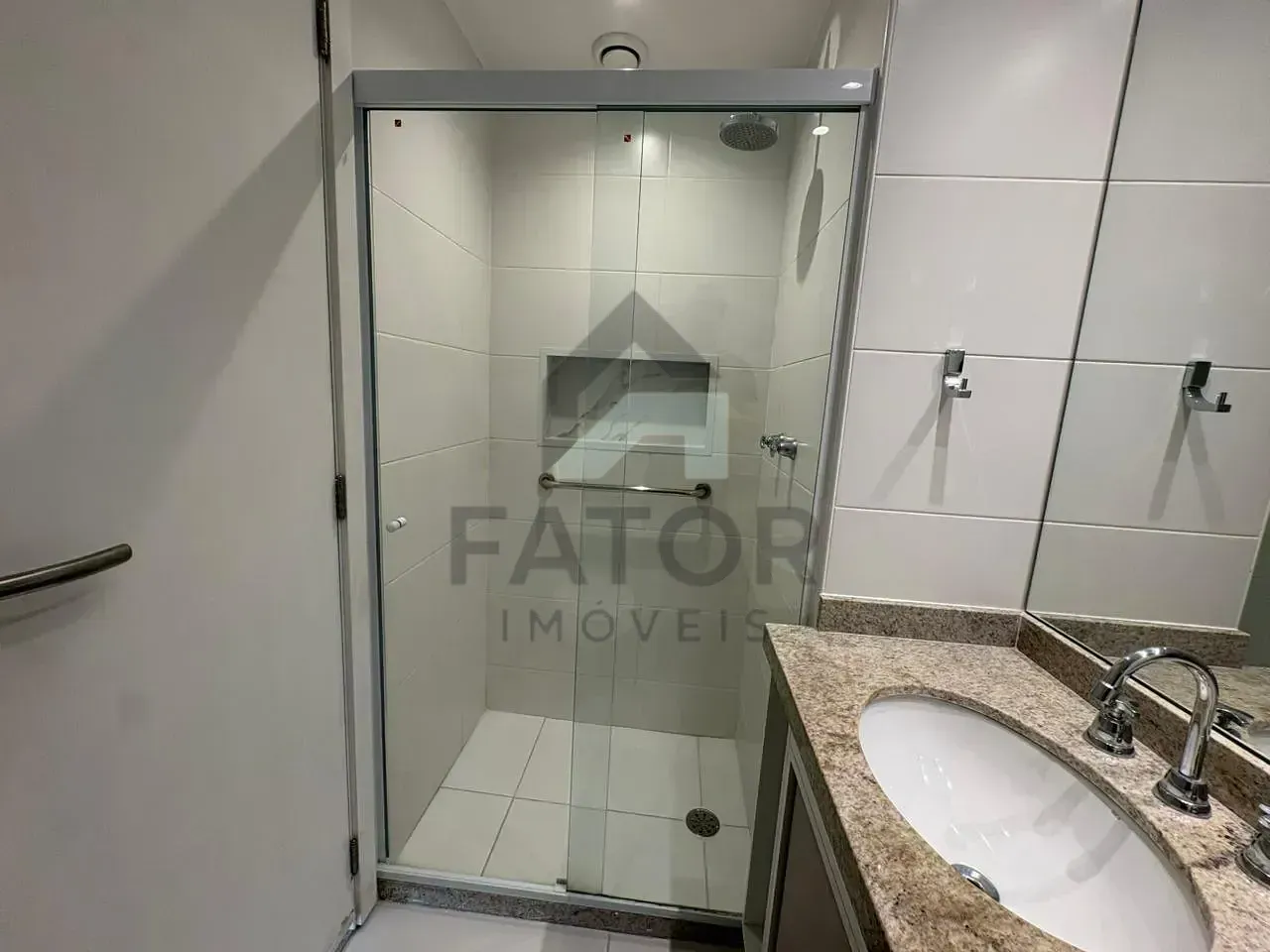 Apartamento com 3 quartos e varanda fechada de vidro — photo 17