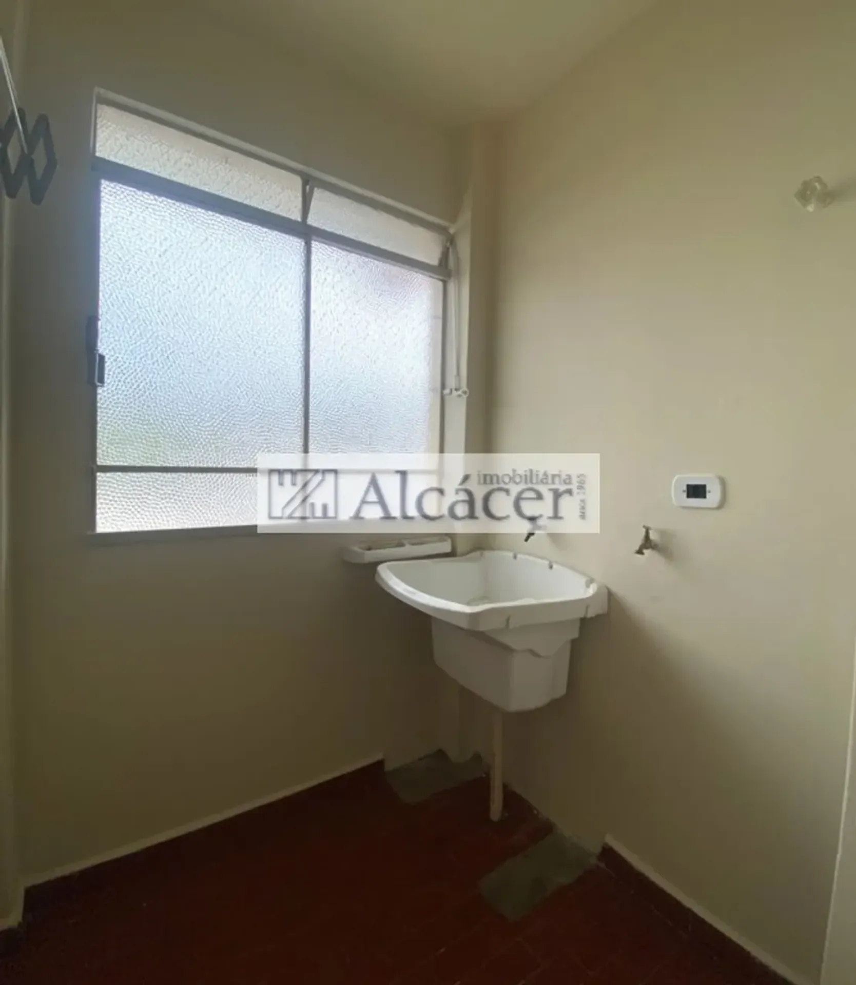 2-bedroom apartment with wood or laminate floors — photo 5