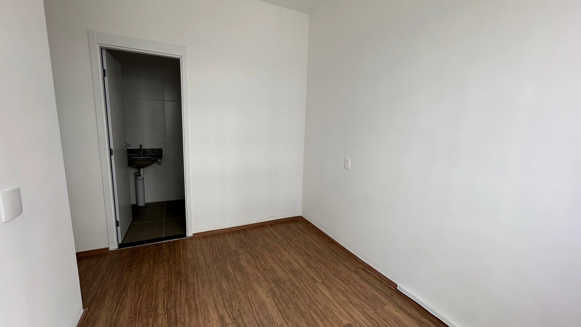 2-bedroom apartment with separate kitchen and pets allowed — photo 34