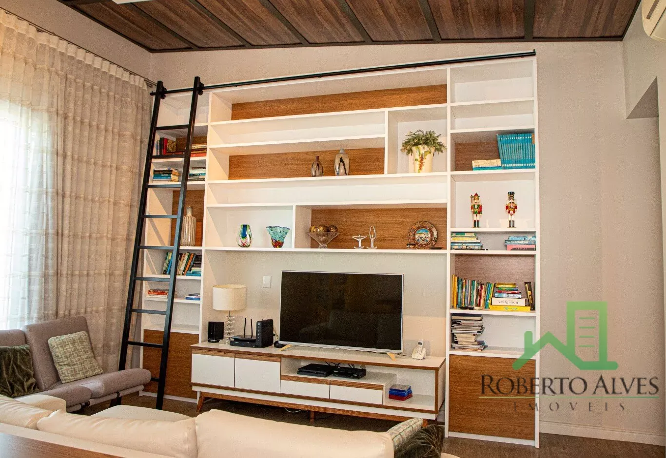 Furnished house with 4 en-suite bedrooms and pool