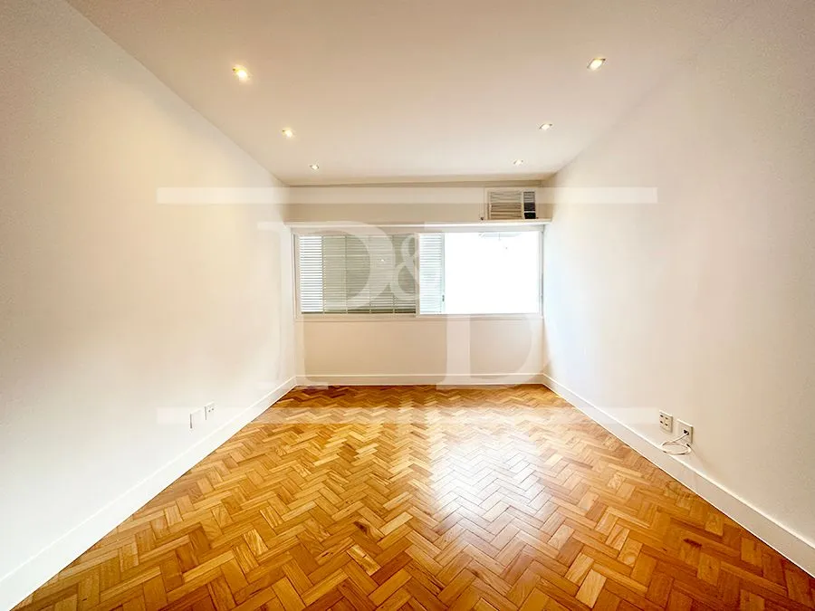 135 m² apartment with a home office and a bathtub — photo 11