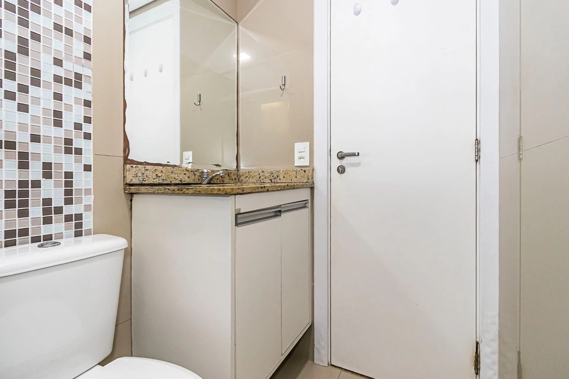 3-bedroom apartment in a building with a pool — photo 11