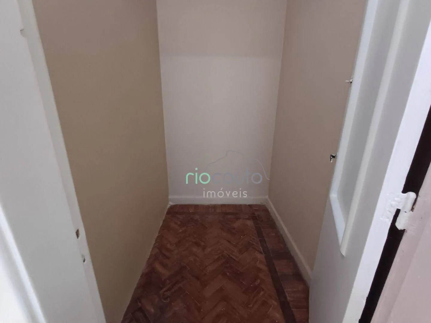 Apartamento com 3 dormitórios e piso de madeira — photo 27