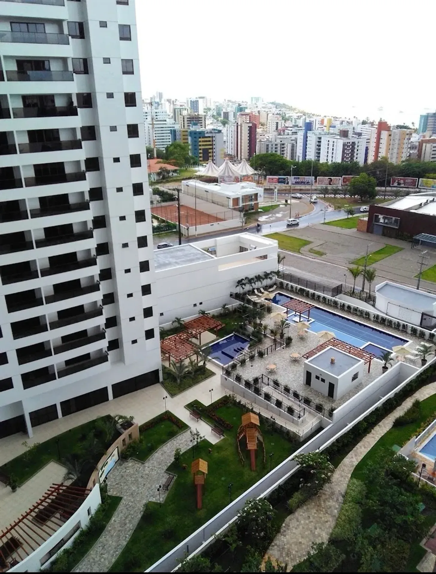 Glass-enclosed balcony in a 3-bedroom apartment, 125 m² — photo 20