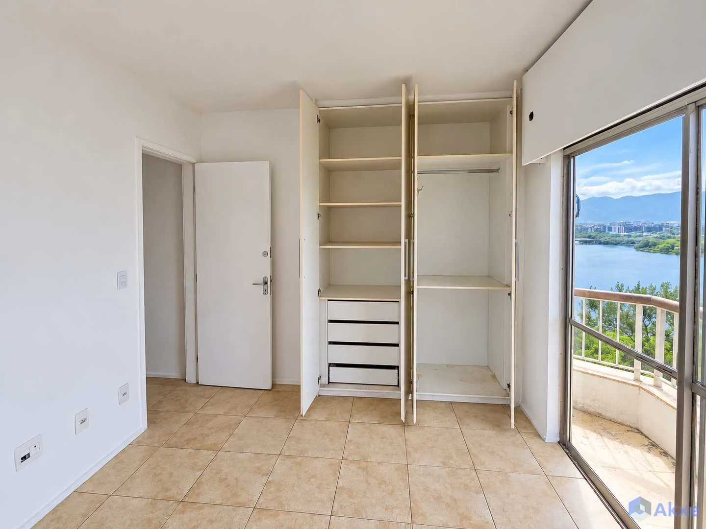 Apartment on the 13th floor with a water view — photo 12
