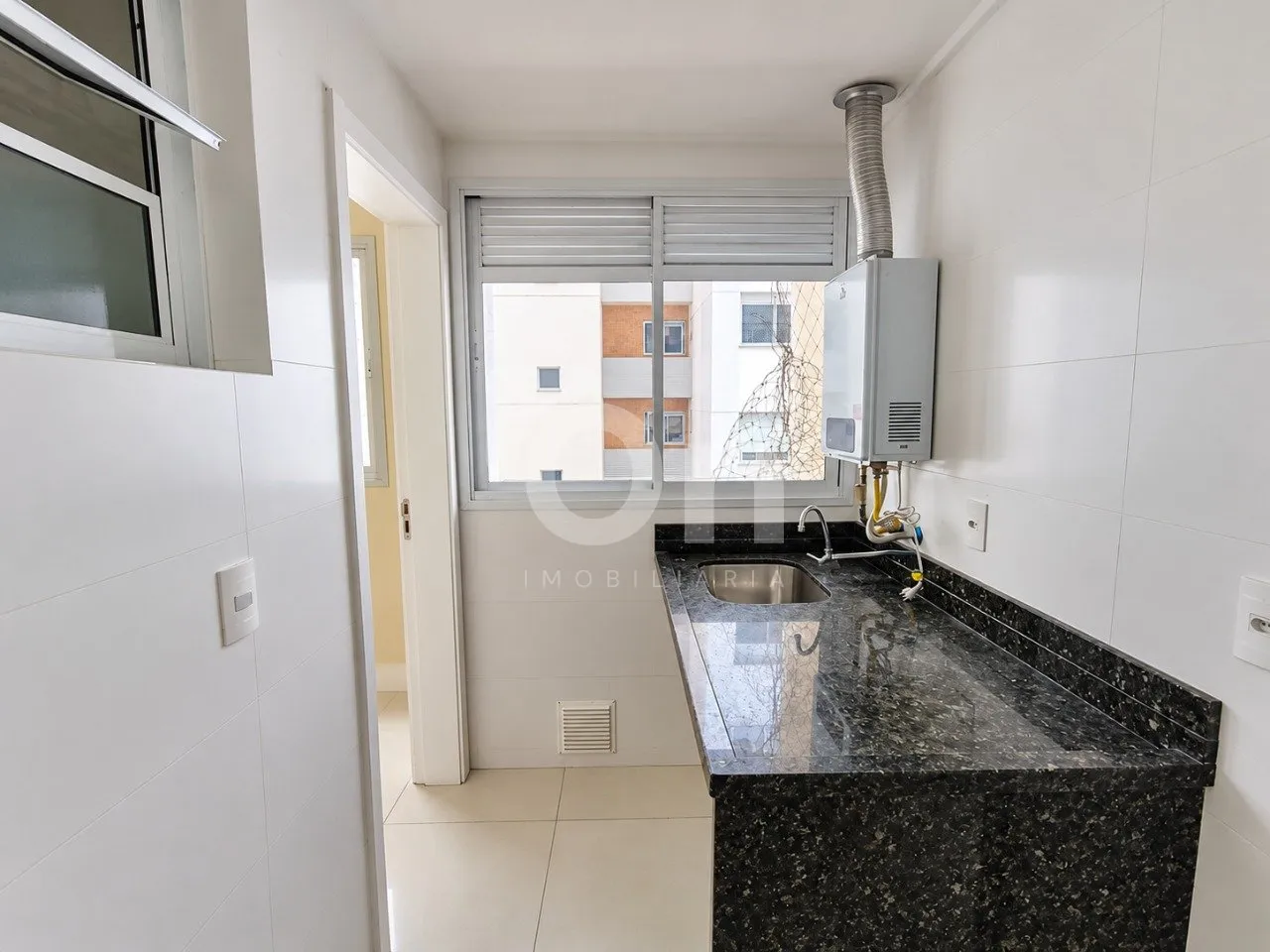 Bathtub in a 4-bedroom apartment, 178 m² — photo 14