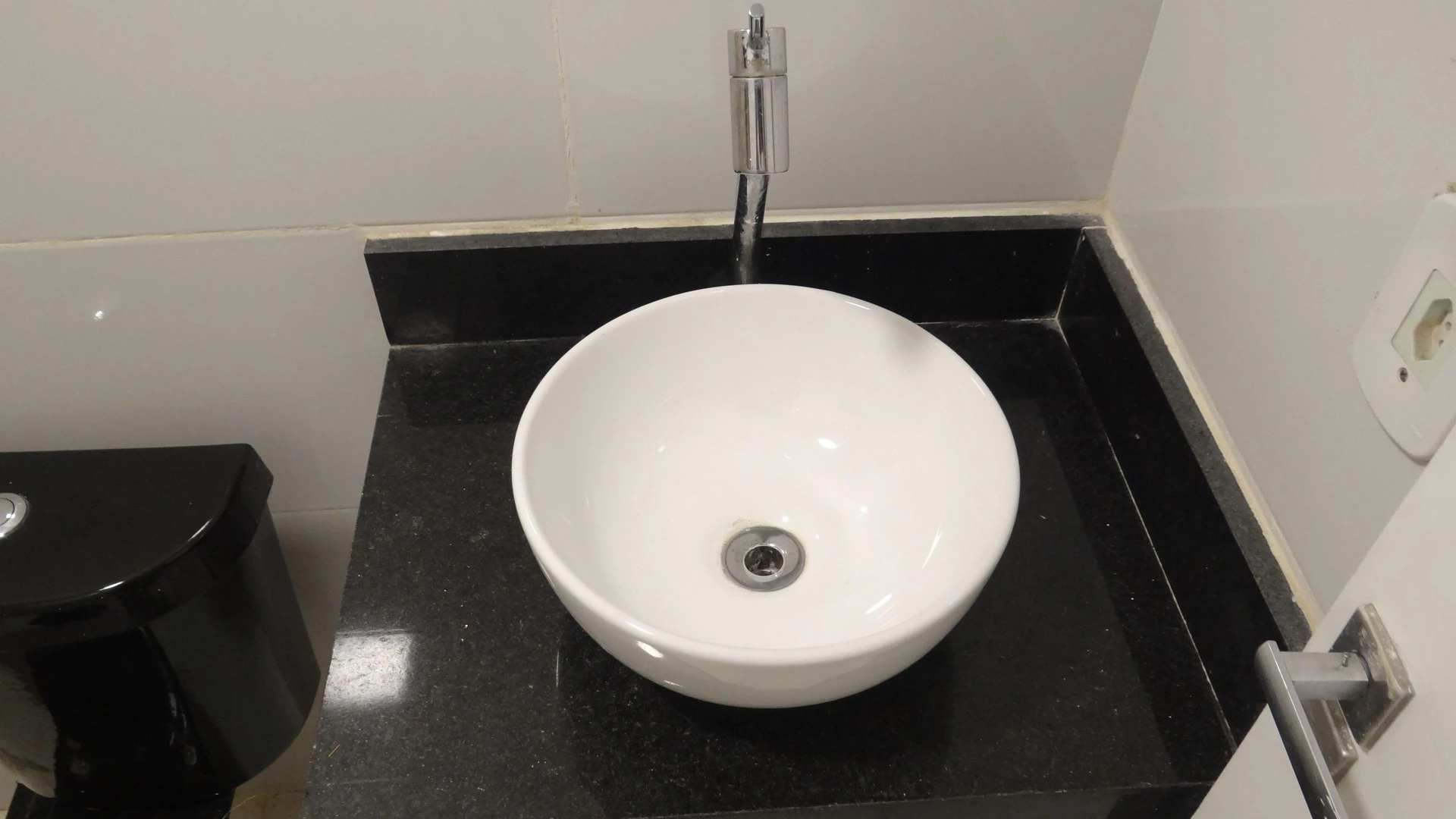 Casa de 384 m² com janelas do piso ao teto e varanda gourmet — photo 28