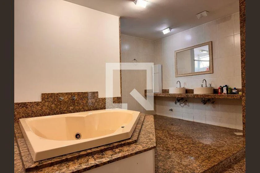 4 quartos e banheira: apartamento de 233 m² — photo 44