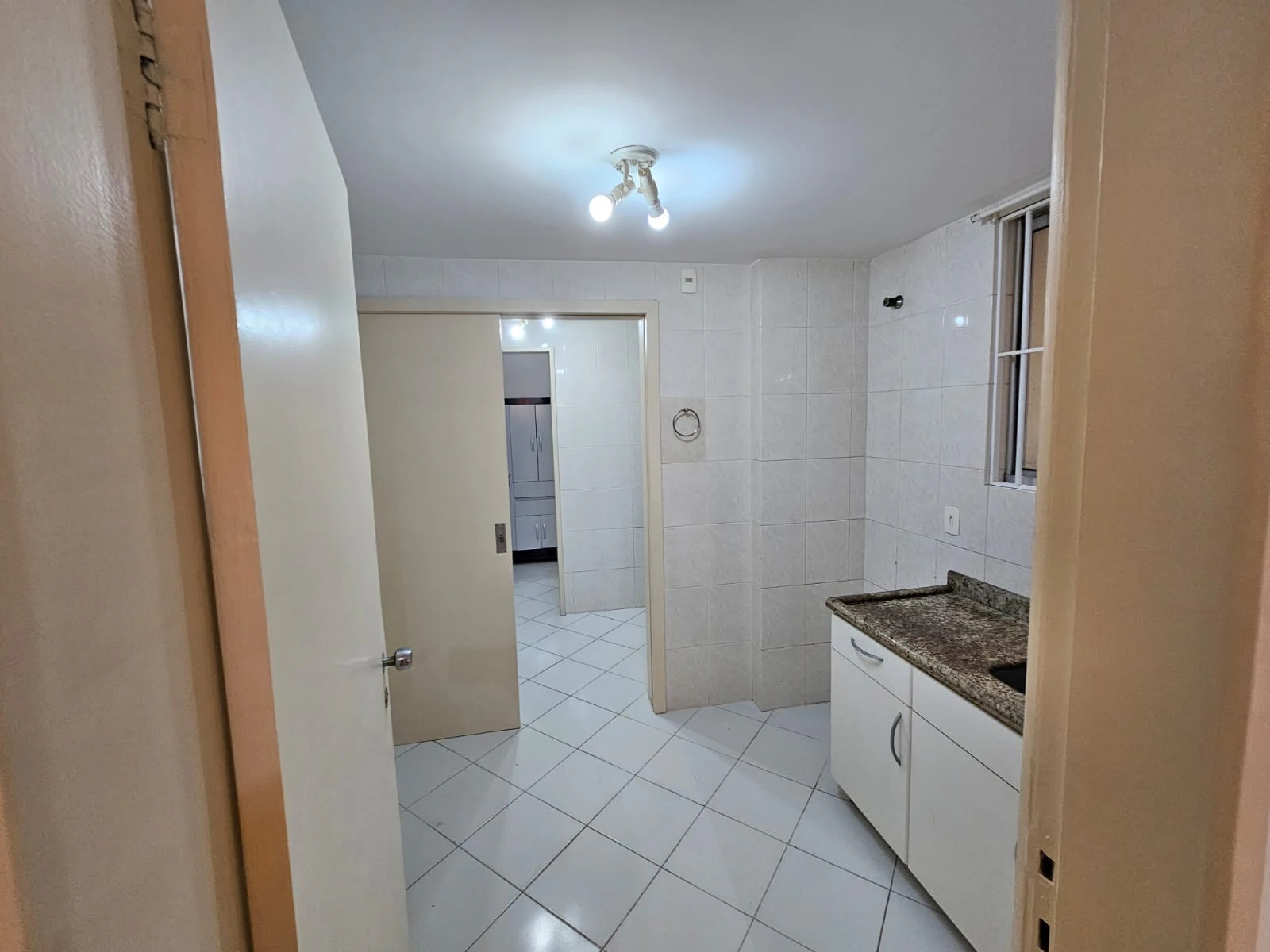 Apartamento com piso de madeira ou laminado, Centro — photo 3