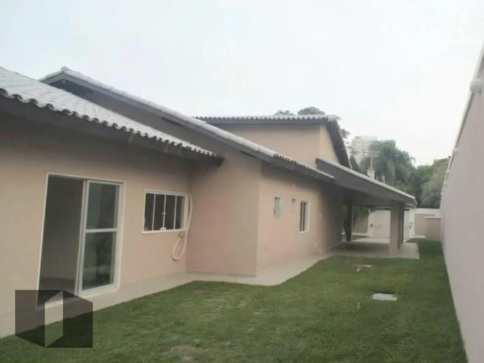 Balcony with a grill in a 4-bedroom house, 330 m² — photo 14