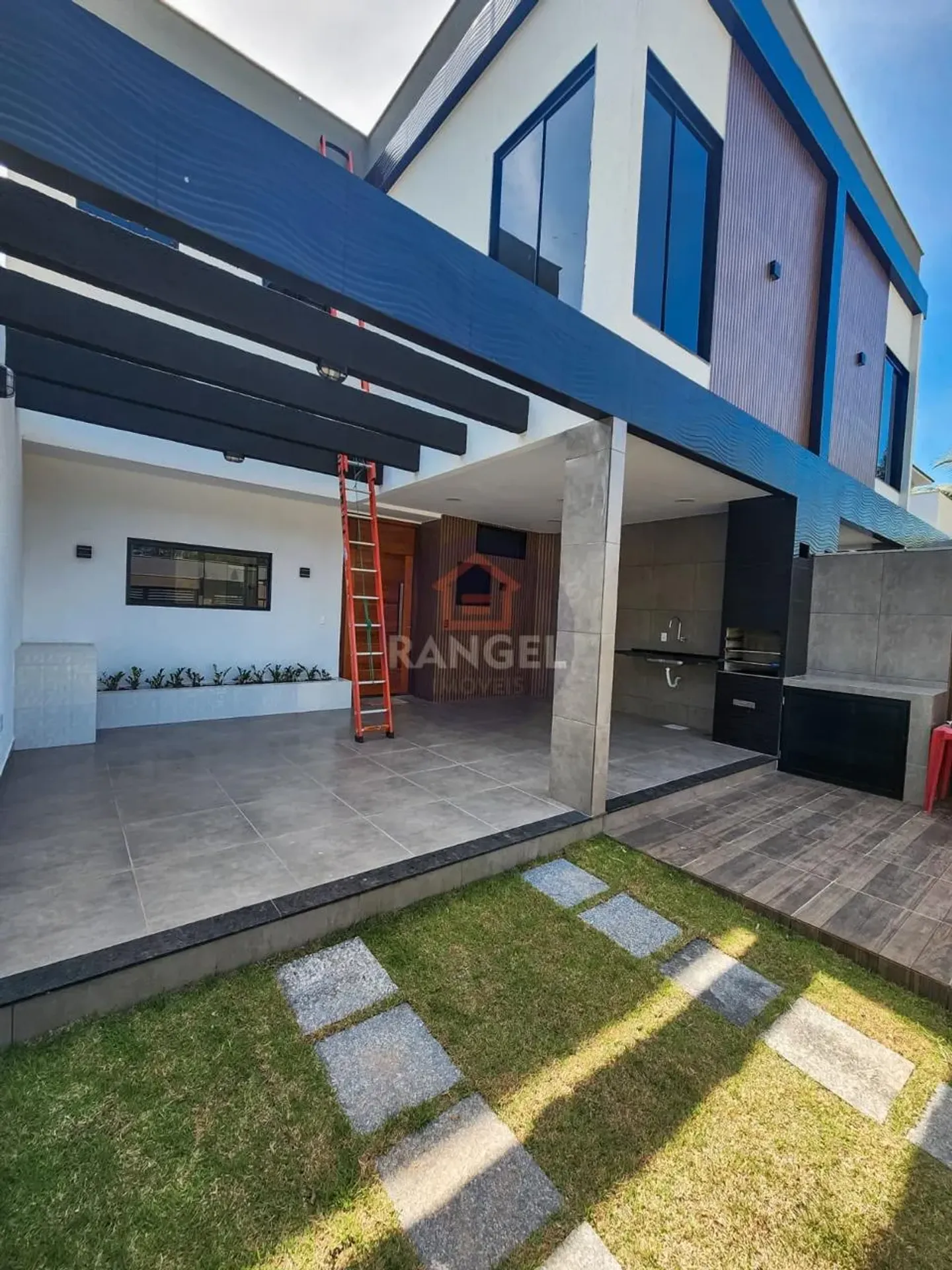Balcony with a grill in a 3-bedroom house, 200 m² — photo 3