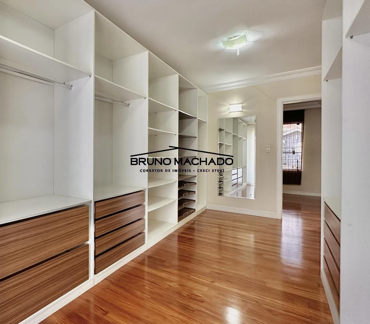 3-bedroom house with a walk-in closet in Curitiba — photo 28