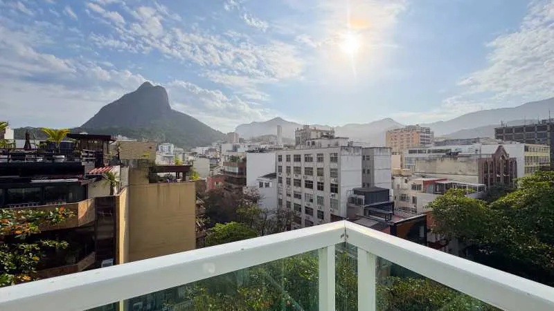 3-bedroom apartment in a building with a pool