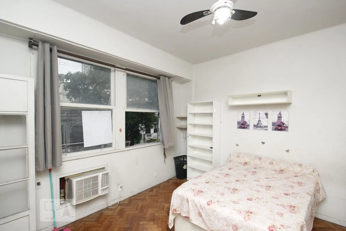 Furnished studio with 1 bedroom and glass shower enclosure — photo 5