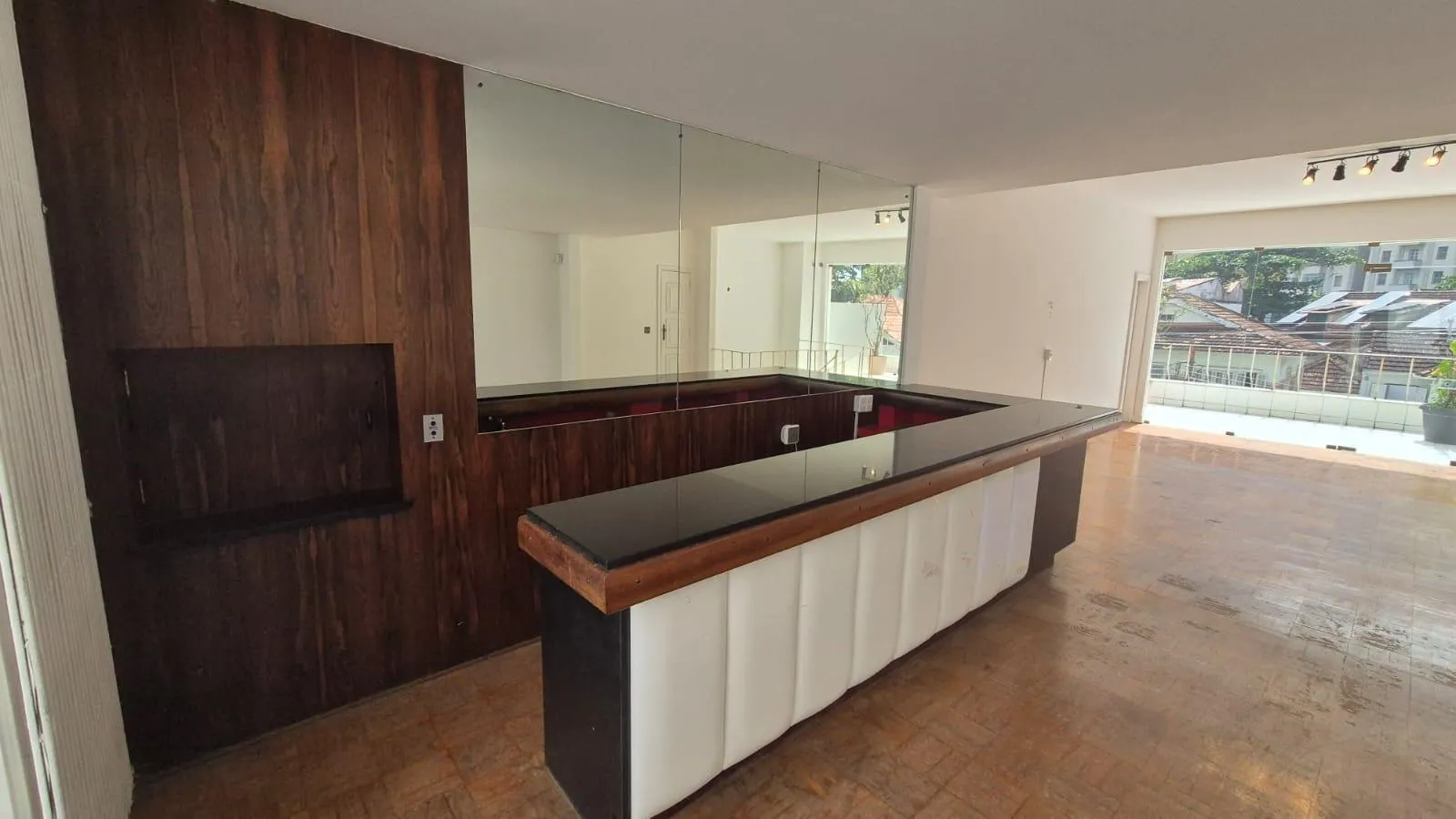 525 m² apartment with a home office and a bathtub — photo 33