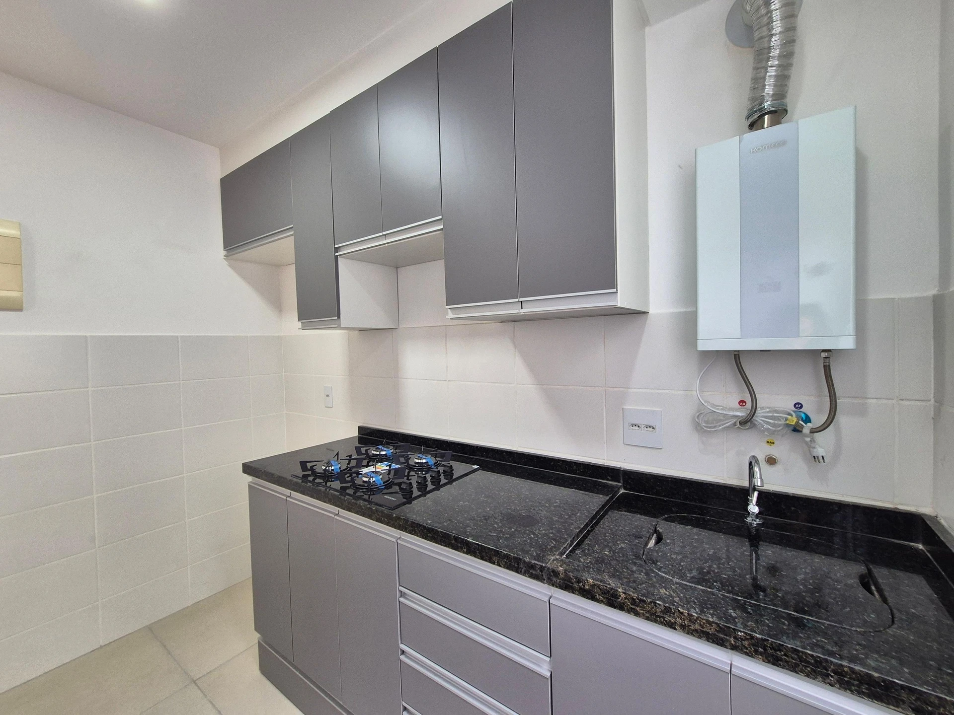 2-bedroom apartment with 1 en-suite and open-air pool — photo 15