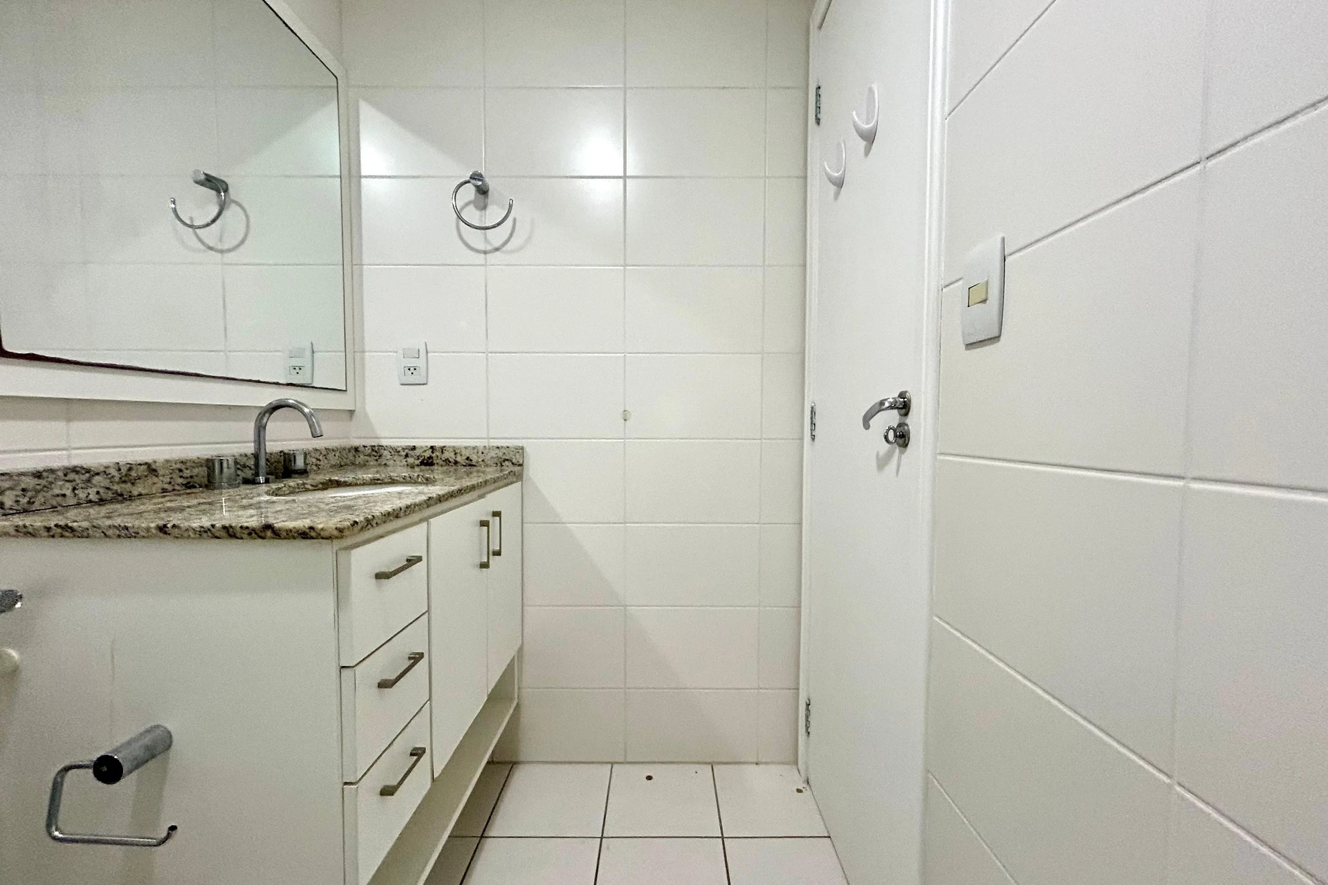 2-bedroom apartment in a building with a gym — photo 26