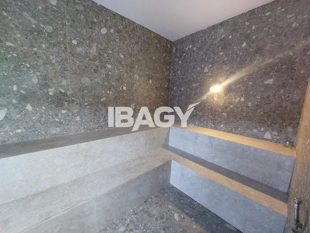 Furnished 133 m² apartment with 3 en-suite bedrooms — photo 18