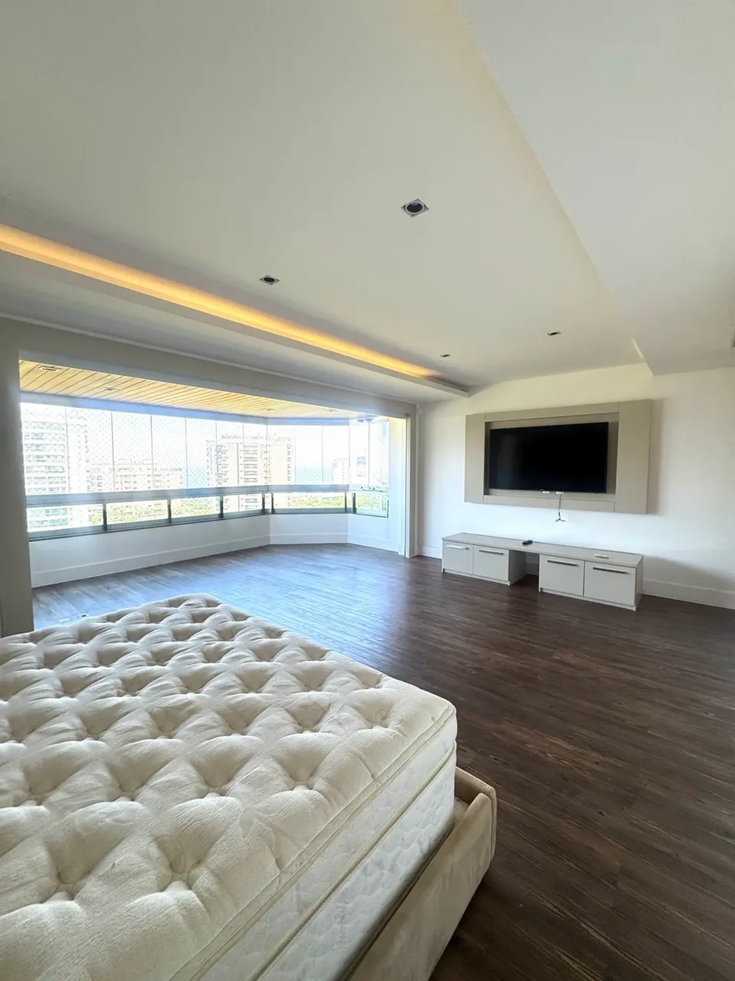 335 m² apartment with a glass-enclosed balcony and a jacuzzi — photo 3