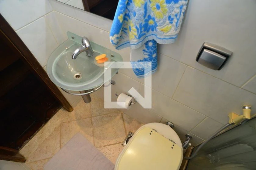 4-bedroom apartment with wood or laminate floors — photo 24