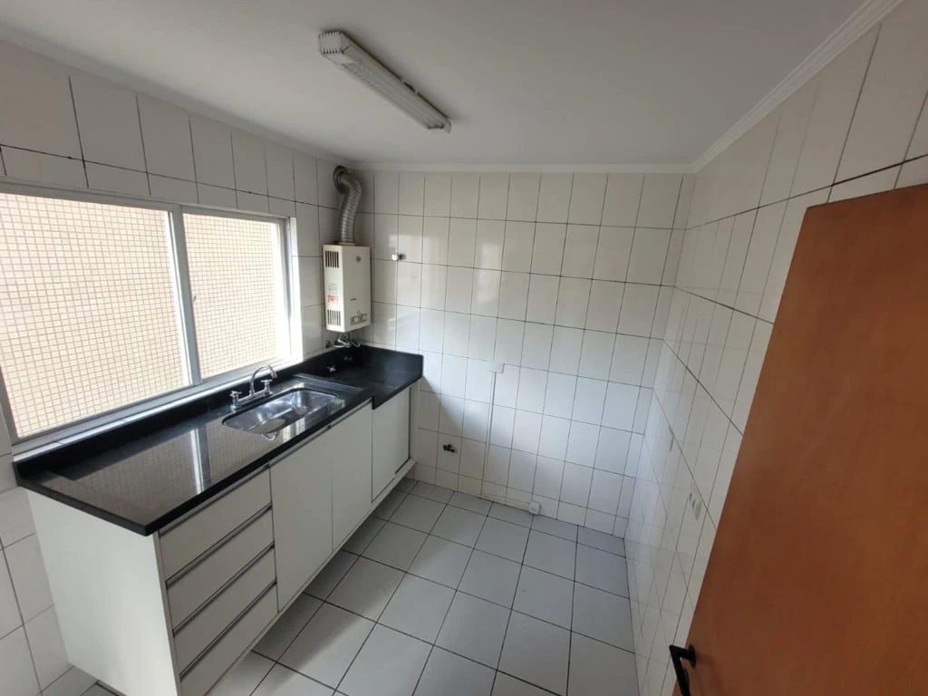 Apartment, 87 m², with wood or laminate floors — photo 2