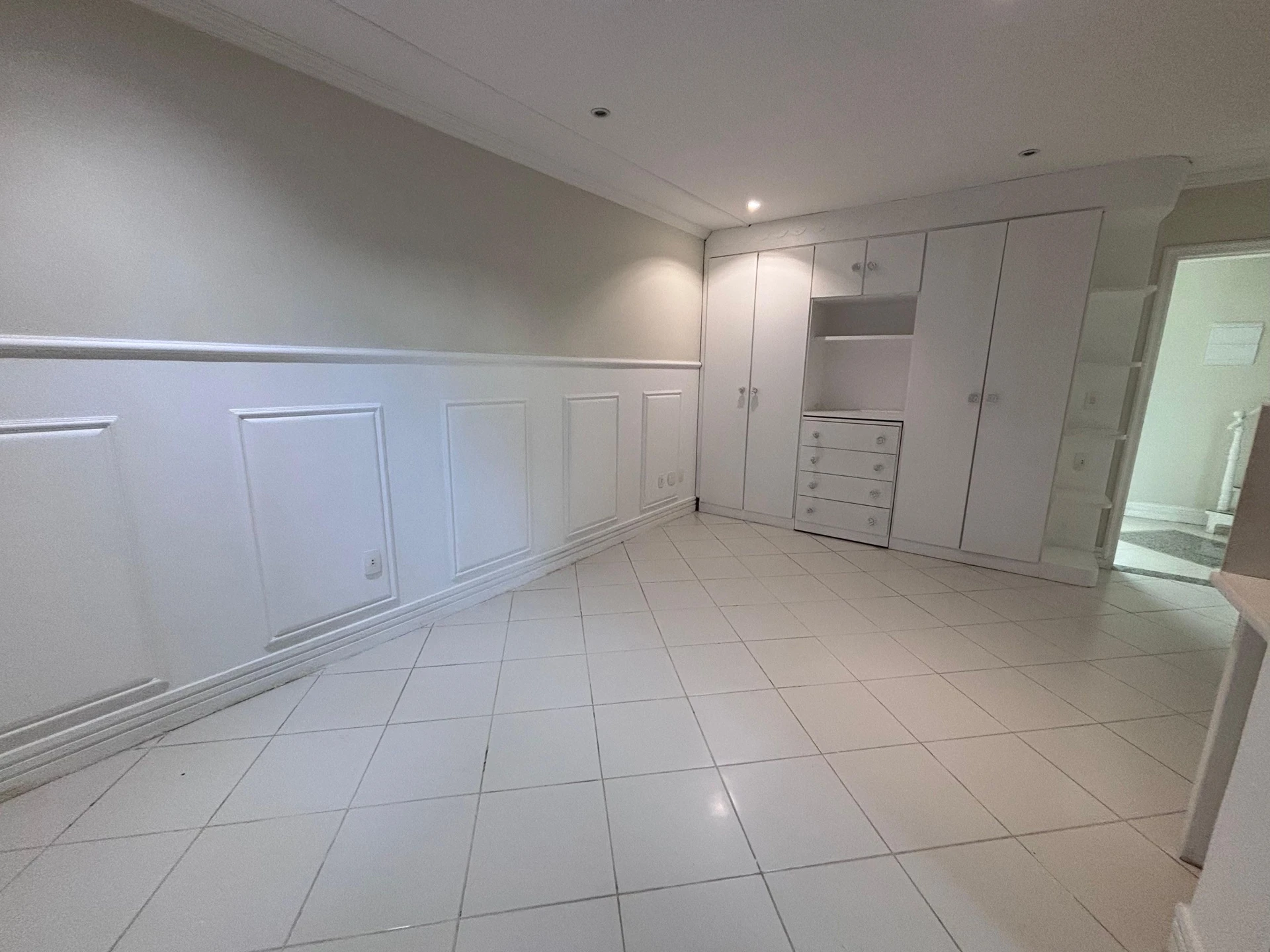 Condo house with 6 bedrooms and a balcony grill — photo 36
